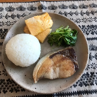 チーカマ入りおむすびとブリの塩焼きの朝ごはん